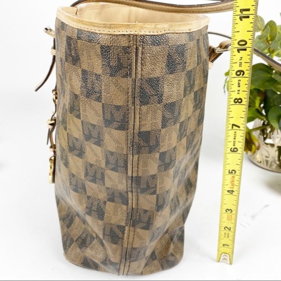 SOLD Michael Kors Tote Handbag Jet Set Check - Picture 4 of 8